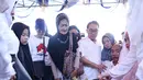 Isak tanggis dari sanak saudara, anak serta cucu mengiringi ke peristirahatan terakhirnya. Almarhum meninggalkan delapan orang anak serta 20 cucu. (Nurwahyunan/Bintang.com)