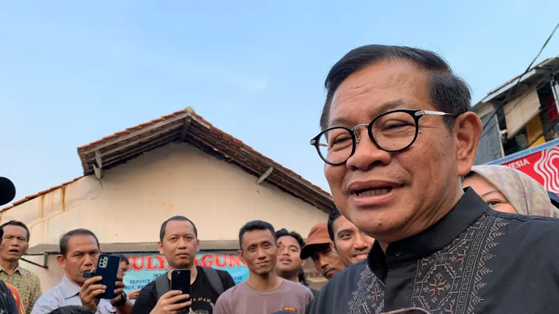 Bakal Calon Gubernur (Bacagub) Jakarta Pramono Anung blusukan di Kemang Timur XI, Jakarta Selatan.