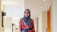 Perpaduan outer kimono batik dengan rok plisket ini pun tak kalah stylish untuk oufit kantor. (Instagram/amandahhartantobatik).