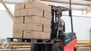 Pekerja saat membawa oli pelumas di Jakarta, Selasa (8/12). Pertamina melalui anak usahanya PT Pertamina Lubricants mengoperasikan Production Unit Jakarta (PUJ) pabrik pelumas terintegrasi terbesar di Asia Tenggara. (Liputan6.com/Angga Yuniar)