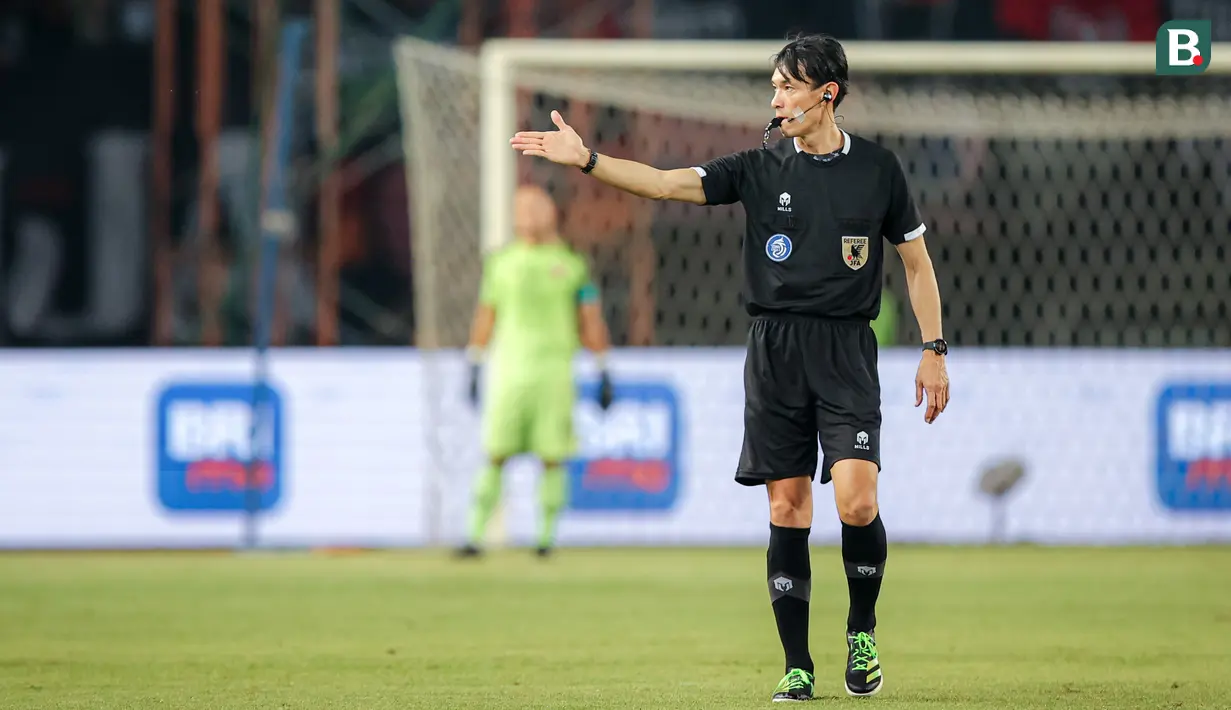<p>Wasit asal Jepang, Futoshi Nakamura, saat memimpin pertandingan pekan ke-23 BRI Liga 1 2023/2024 antara Persija Jakarta melawan PSS Sleman yang berlangsung di Stadion Patriot Chandra Bhaga, Bekasi, Sabtu (16/12/2023). (Bola.com/Bagaskara Lazuardi)</p>