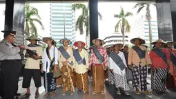 Para petani perempuan itu menyampaikan aspirasinya melalui lagu berbahasa Jawa, Jakarta, Kamis (22/11/2014). (Liputan6.com/Miftahul Hayat)