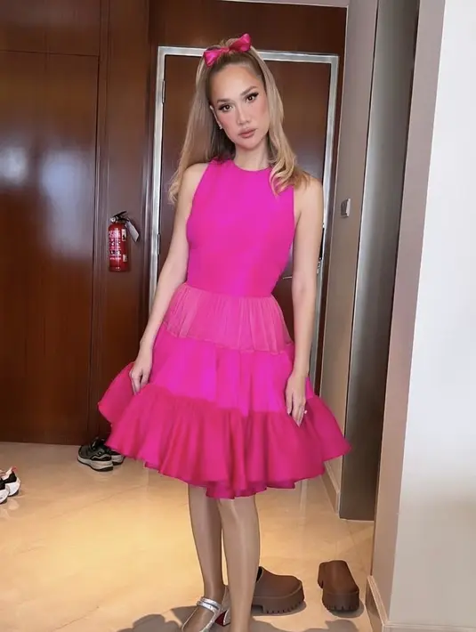 <p>BCL pun memadukan dress tersebut dengan pump heels berstrap warna silver. [@bumiauw]</p>