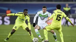 Pemain  Wolfsburg, Julian Draxler (tengah) mencetak dua gol untuk kemenangan timnya atas Gent pada leg pertama babak 16 besar Liga Champions di GHELAMCO-arena, Gent, Kamis (18/2/2016) dini hari WIB.  (AFP / John Thys)