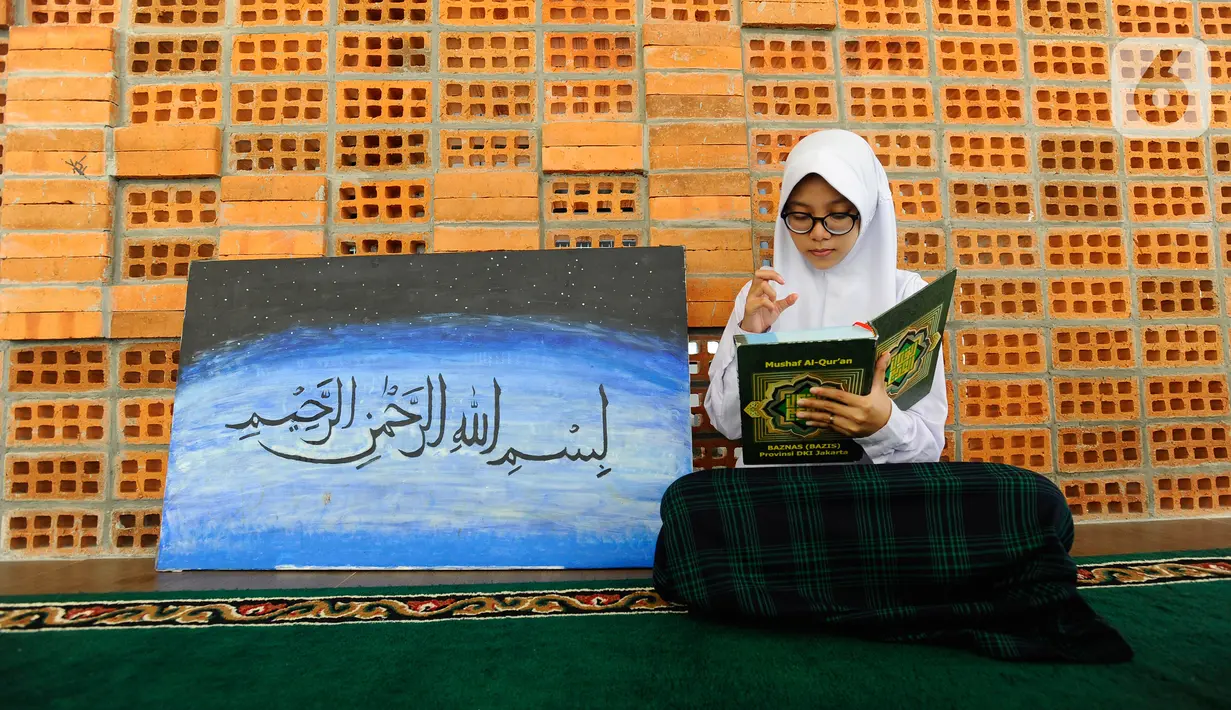 Santriwati penyandang tuna rungu menghafal Al-Qur'an di Pesantren Tahfiz Difabel di Jalan Manunggal Jaya, Lebak Bulus, Jakarta Selatan, Senin (24/10/2022). Pondok Pesantren yang merupakan salah satu program untuk disabilitas dan diinisiasi oleh Baznas (Bazis) Provinsi DKI Jakarta diperuntukkan untuk tuna rungu secara gratis dan baru berjalan 3 bulan saat ini menampung 9 santriwati. (merdeka.com/Arie Basuki)