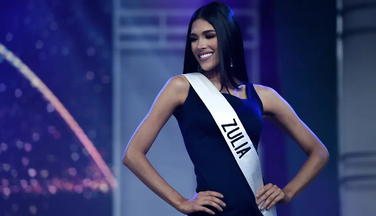 Kontestan dari Zulia, Melissa Jimenez berpose selama gladi resik Miss Venezuela 2019 di Caracas (30/7/2019). Di 2019, untuk pertama kalinya Miss Venezuela tidak akan menyebutkan ukuran pinggang, pinggul dan dada para kandidat untuk menghindari stereotip gender perempuan. (AFP Photo/Federico Parra)
