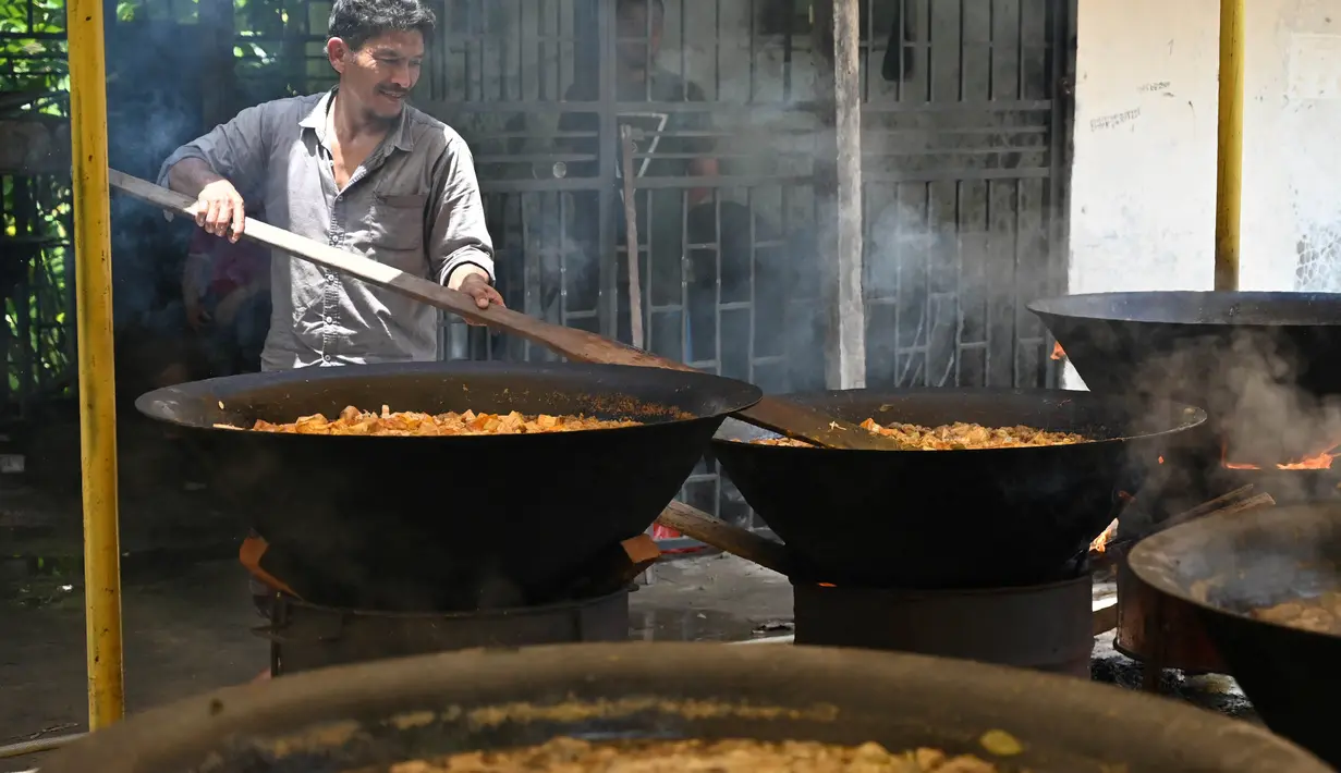 Masakan ini juga dimasak dengan cara tradisional. (Chaideer Mahyuddin/AFP)