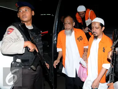 Sejumlah terdakwa simpatisan ISIS saat turun dari mobil tahanan untuk menjalani sidang lanjutan di PN Jakarta Barat, Kamis (21/1/2016). Sidang beragendakan mendengarkan keterangan saksi yang juga terdakwa. (Liputan6.com/Helmi Fithriansyah)
