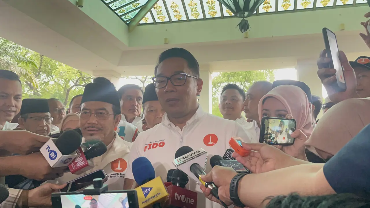 Calon gubernur dan wakil gubernur Jakarta nomor urut 1 Ridwan Kamil-Suswono di Hotel Borobudur, Jakarta Pusat, Sabtu (23/11/2024). (Liputan6.com/Winda Nelfira)