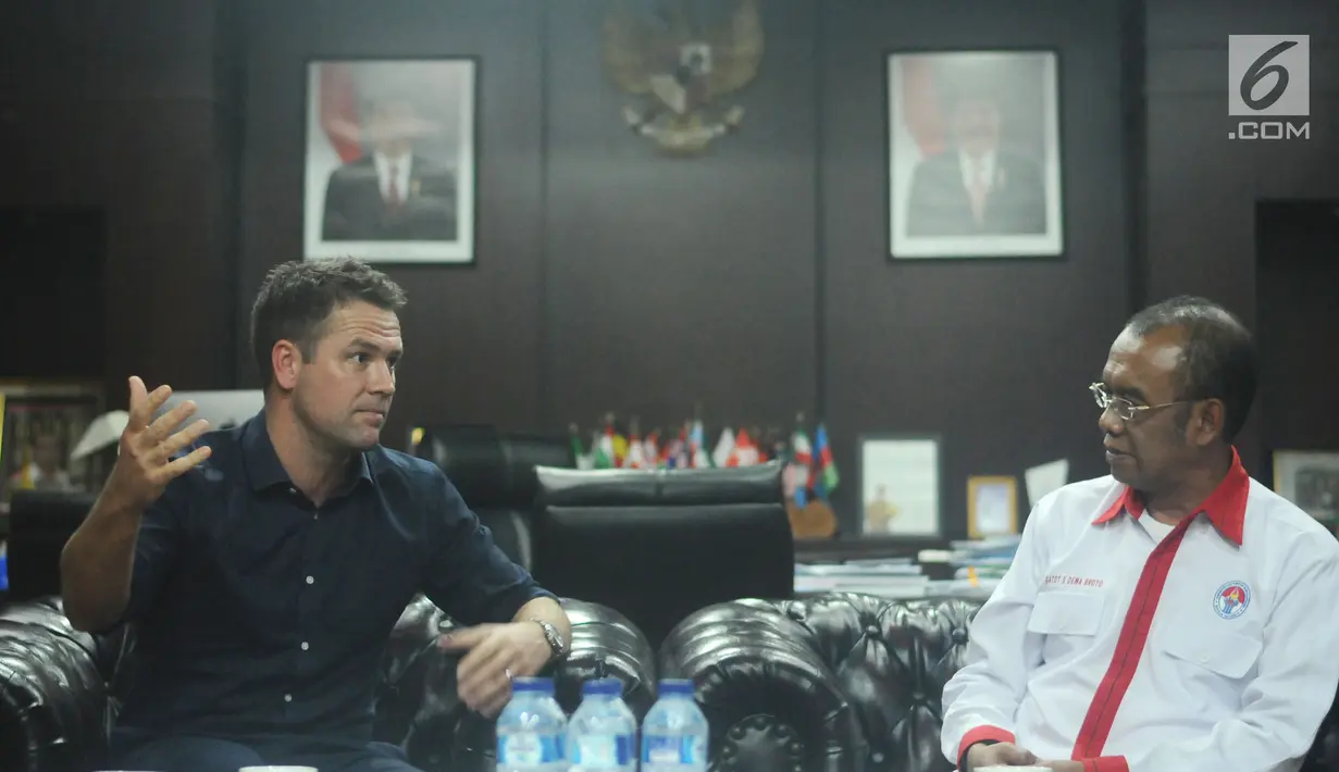 Mantan pemain Timnas Inggris, Michael Owen (kiri) berbincang dengan Sesmenpora, Gatot S Dewa Broto di kantor Kemenpora, Jakarta, Senin (5/2). Owen berencana mendirikan Michael Owen Footbal Centre di Indonesia. (Liputan6.com/Helmi Fithriansyah)