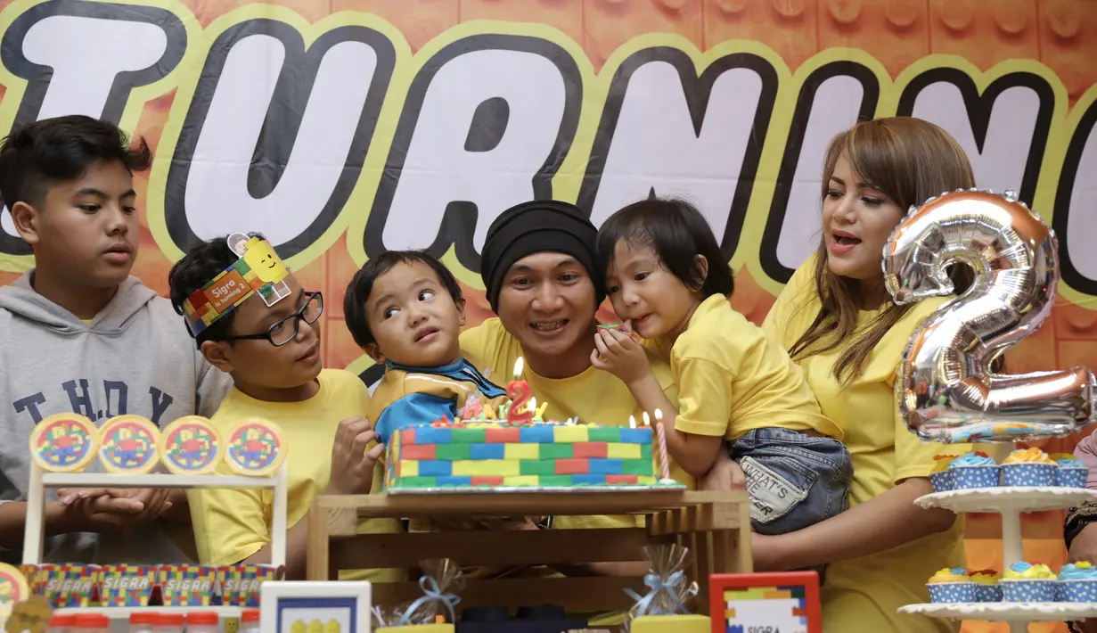 Bukan untuk memamerkan kemewahan, namun Anji dan Wina memilih untuk merayakan ulang tahun anaknya di luar rumah lantaran menurutnya akan lebih praktis, dan tak harus menyiapkan banyak hal. (Galih W. Satria/Bintang.com)