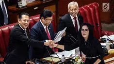 Ketua DPR Bambang Soesatyo (kiri) bersalaman dengan Ketua Pansus Pelindo II Rieke Dyah Pitaloka dalam Rapat Paripurna DPR, Jakarta, Kamis (25/7/2019). Pansus meminta Presiden Joko Widodo memecat Menteri BUMN Rini Soemarno dan Dirut Pelindo II Elvyn G Masassya. (Liputan6.com/JohanTallo)