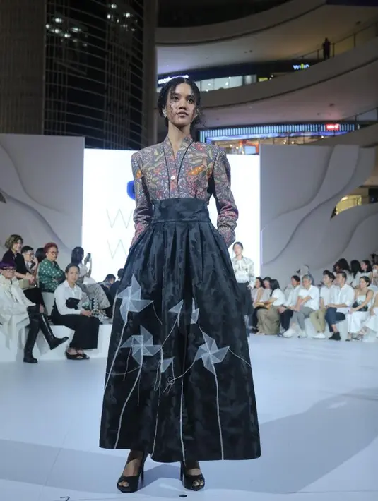 Batik-batik lawas dari berbagai penjuru di Indonesia sejak tahun 60an-80an ini pun diprosesnya dengan cara modern. [Dok/Fimela/Bambang E. Ros]