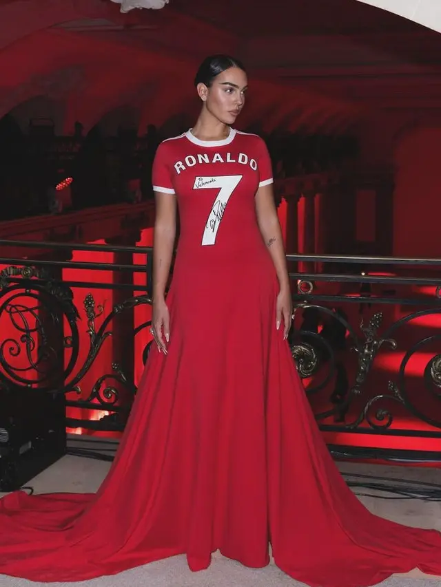 Georgina Rodriguez di Paris Fashion Week