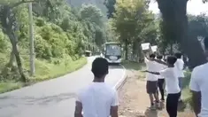 Sebelum berkomentar, JK sempat kesulitan mengucapkan kata 'Om Telolet Om'. Pria berkacamata itu bahkan tertawa saat kesulitan mengucapkan kata itu.