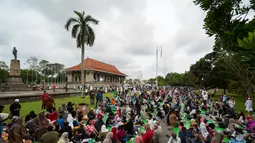 Umat muslim berbuka puasa di bulan suci Ramadhan 1444 Hijriah di Lapangan Kemerdekaan Kolombo pada 2 April 2023. (Photo by Ishara S. Kodikara / AFP)