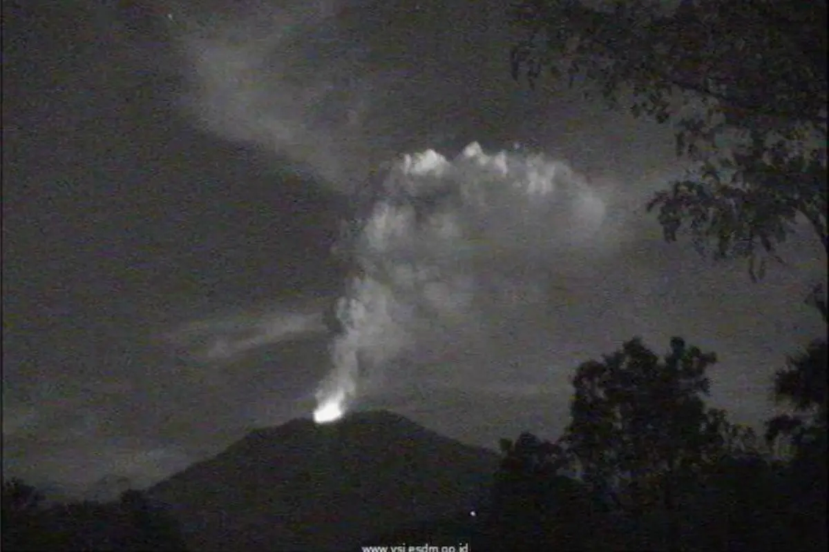 Gunung Agung kembali erupsi pada 28 Juni 2018 petang
