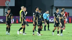 Pemain Dewa United tertunduk lesu setelah ditahan imbang Phnom Penh Crown pada laga matchday pertama grup E AFC Challenge League di Indomilk Arena, Tangerang, Minggu (26/10/2025). (Bola.com/M Iqbal Ichsan)