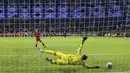 Bek Liverpool, Calvin Ramsay mencetak gol ke gawang Lyon saat adu tendangan penalti pada laga Dubai Super Cup 2022 di Al Maktoum Stadium, Uni Emirat Arab (11/12/2022). Baru didatangkan dari Aberdeen FC pada awal musim 2022/2023, Calvin Ramsay yang berusia 19 tahun belum pernah dimainkan Liverpool di Premier League musim ini. Ia baru dimainkan masing-masing satu kali dalam ajang Champions League dan Piala Liga Inggris. (AFP/Karim Sahib)