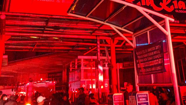 Kebakaran Hebat Landa Glodok Plaza, Upaya Pemadaman Masih Berlangsung Hingga Dini Hari