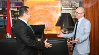 Ketua MPR RI Bambang Soesaty (Bamsoet) saat bertemu Duta Besar Maroko untuk Indonesia, Mr. H. E. Ouadia Benabdellah, di Ruang Kerja Ketua MPR RI, Jakarta, Selasa (19/11/19).