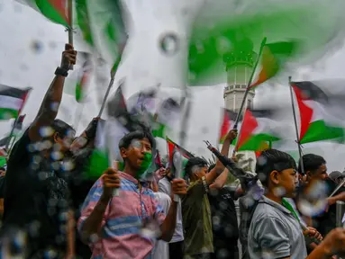 Warga mengikuti aksi unjuk rasa untuk mendukung rakyat Palestina di Banda Aceh pada Minggu 22 Juni 2025, di tengah konflik yang sedang berlangsung antara Israel dan kelompok militan Hamas Palestina. (CHAIDEER MAHYUDDIN/AFP)