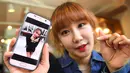 Personel girlband Six Bomb, Jung Hye-Yoon atau Ga-Bin, memperlihatkan foto dirinya sebelum menjalani operasi plastik di sebuah salon kecantikan di Seoul, Korsel, 16 Maret 2017. Da-In menjalani operasi plastik pada bagian atas tubuhnya. (YELIM LEE/AFP)