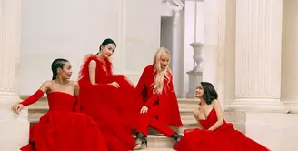 Dalam kampanye yang membawa pesan femininity dan empowerment, Dior menggandeng empat house ambassador-nya.