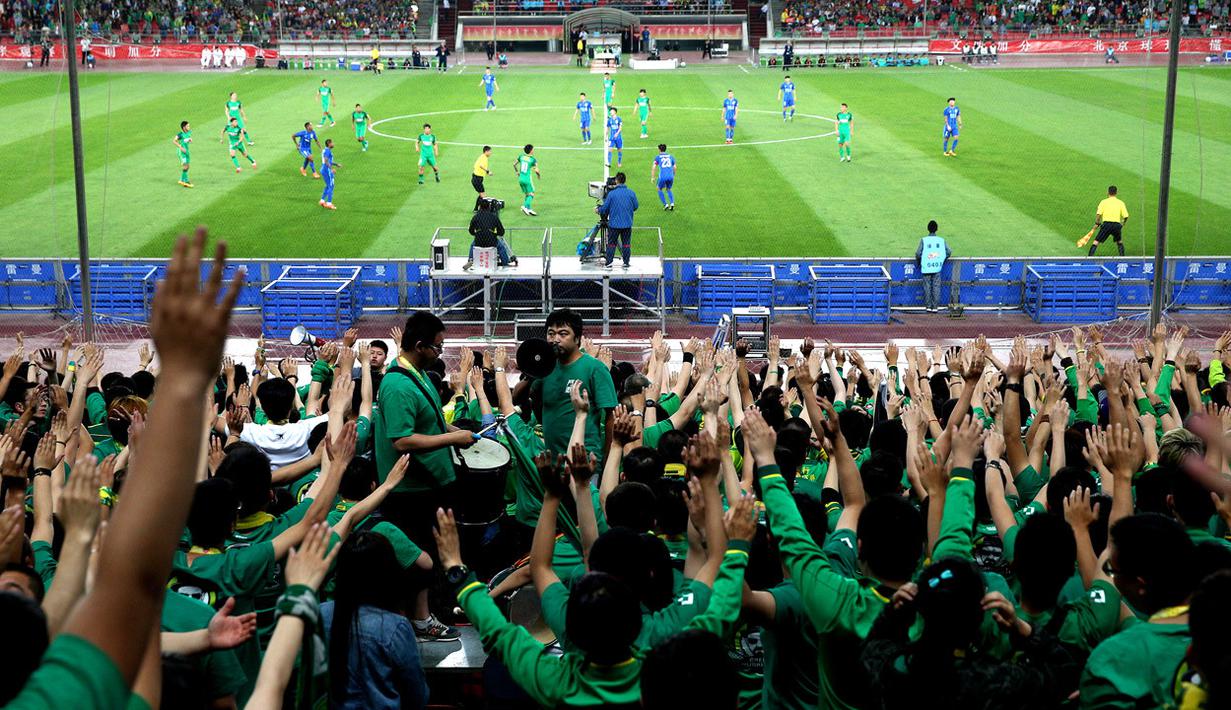 Fanatisme suporter klub Beijing Guoan FC memberi dukungan pada timnya saat menghadapi Jiangsu Suning di Liga Super China .(EPA/Wu Hong)