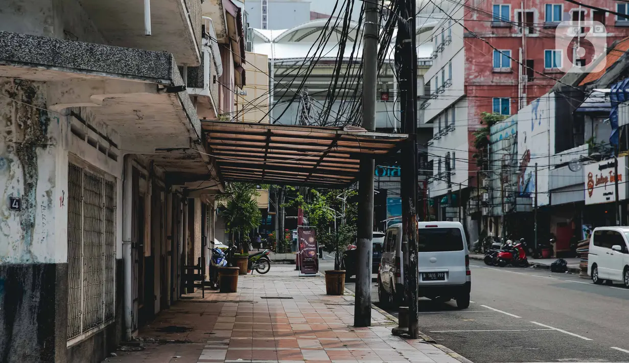 Suasan pertokoan yang tutup di kawasan Little Tokyo, Blok M, Jakarta, Rabu (21/7/2021). Pemerintah resmi menetapkan pemberlakuan pembatasan kegiatan masyarakat (PPKM) level 4 hingga 25 Juli mendatang untuk mencegah penyebaran virus Covid-19. (Liputan6.comn/Faizal Fanani)