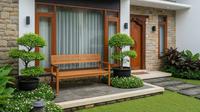 Model Rumah Sederhana Tapi Mewah dengan Taman Depan Kecil. Foto: Gemini