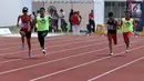 Pelari difable Indonesia, Dalimunte Abdul Hakim (kiri) saat berlaga melawan Setiawan Nanang di kelas Mens 100m T45/46/47 Indonesia Para Games Invitational Tournament 2018 di Stadion Madya Senayan, Jakarta, Minggu (1/7). (Liputan6.com/Helmi Fithriansyah)