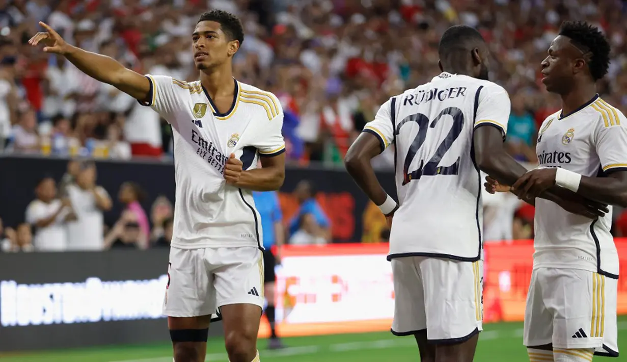 Laga berlangsung sengit mendekati menit akhir laga. Duel-duel keras terjadi. (Tim Warner/Getty Images/AFP)