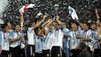 Sebagai ajang dua tahunan yang dimulai sejak 1977, Piala Dunia U-20 akan memasuki edisi ke-23 pada penyelenggaraan di Jakarta pada 20 Mei hingga 11 Juni 2023. Sejatinya Indonesia menjadi tuan rumah pada tahun 2021, namun akibat COVID-19 yang melanda, akhirnya turnamen diundur hingga tahun 2023. Dari total 22 kali penyelenggaraan, tercatat ada 4 negara dengan jumlah gelar terbanyak, yaitu lebih dari sekali, hingga kini. Berikut daftar keempat negara tersebut. (AFP/Aris Messinis)
