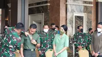 KSAD Jenderal TNI Andika Perkasa kemudian menyematkan tag nama baru untuk Serda Aprilia Santini Manganang. (Liputan6.com/Nanda Perdana Putra)