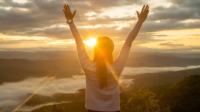 Traveling Bareng Besties? Cobain 4 Aktivitas Seru Ini plus Mie Sedaap Cup yang Pas Jadi Teman Trip