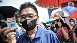 Seorang warga menunjukkan nomor antrean pemeriksaan kesehatan gratis oleh tim medis kesehatan dari Kapal RS Peace Ark milik Tentara Pembebasan Rakyat China (PLA) di kawasan JICT 2 Tanjung Priok, Jakarta Utara, Selasa (15/11/2022). Layanan pengobatan gratis ini berlangsung hingga 18 November 2022 dan mampu melayani 500 warga tiap harinya. (merdeka.com/Iqbal S. Nugroho)