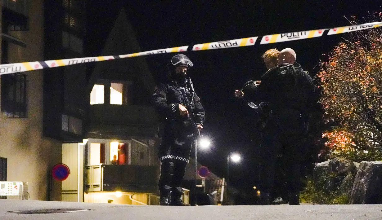 Polisi di tempat kejadian setelah serangan di Kongsberg, Norwegia, Rabu (13/10/2021). Sempat ada konfrontrasi antara pelaku dengan polisi sebelum ia berhasil dibekuk. (Hakon Mosvold Larsen/NTB Scanpix via AP)