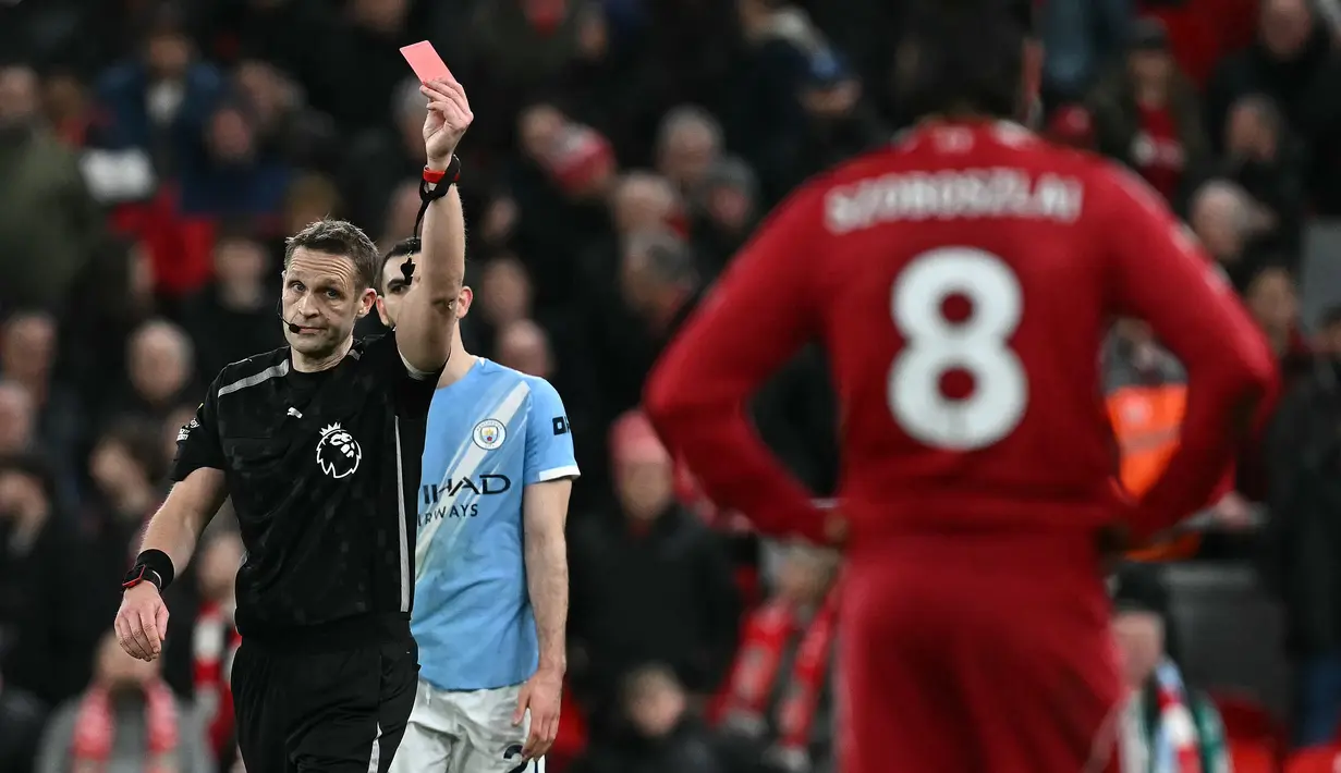 Laga lanjutan Liga Inggris 2025/2026 antara Liverpool melawan Manchester City, Minggu (08/02/2026) waktu setempat ditutup dengan keputusan kontroversial dari Wasit Pawson. (AFP/Paul Ellis)
