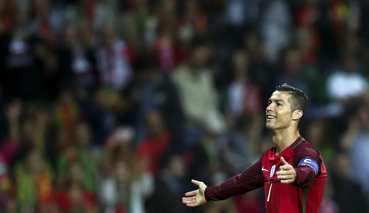 Pada tahun 2009 Bintang Portugal, Cristiano Ronaldo menjadi pemain yang pertama menerima FIFA Puskas Award setelah unggul atas Andreas Iniesta  (EPA/Jose Coelho)