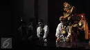 Adegan saat Arjuna memotong kuncung Semar dalam lakon Semar Gugat di GKJ, Jakarta, Kamis (3/3/2016). Setelah 20 tahun, lakon Semar Gugat kembali dipentaskan teater koma di Gedung Kesenian Jakarta, 3-10 Maret. (Liputan6.com/Helmi Fithriansyah)