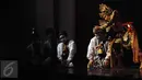 Adegan saat Arjuna memotong kuncung Semar dalam lakon Semar Gugat di GKJ, Jakarta, Kamis (3/3/2016). Setelah 20 tahun, lakon Semar Gugat kembali dipentaskan teater koma di Gedung Kesenian Jakarta, 3-10 Maret. (Liputan6.com/Helmi Fithriansyah)