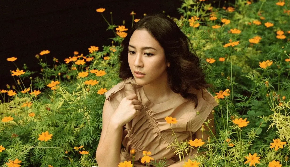 Nostalgia para anak 90-an dengan film Petualangan Sherina pun terobati dengan penampilannya yang masih terngiang-ngiang. Seperti dalam filmnya, Sherina pun beberapa kali suka berpetualang. Salah satunya ialah dengan mendaki gunung. (Liputan6.com/IG/sherinasinna)