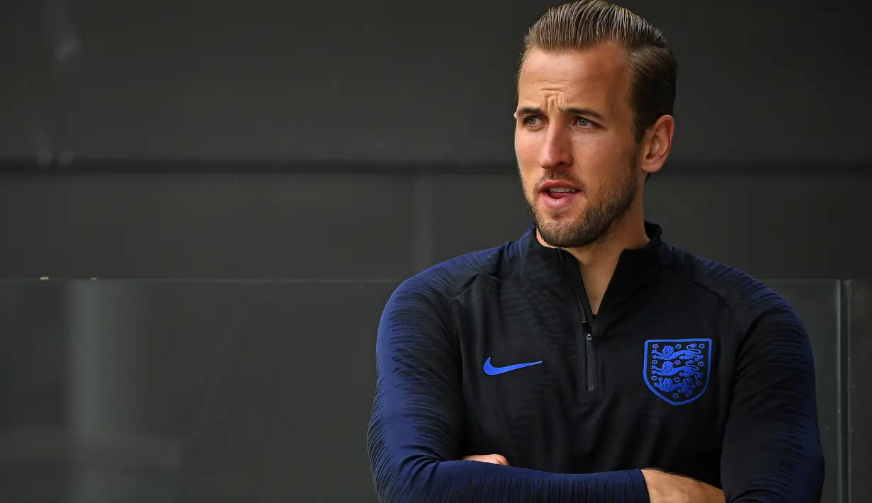 Kapten Inggris, Harry Kane saat mengikuti sesi pelatihan terbuka di St George's Park di Burton-on-Trent, Inggris tengah (4/9). Inggris akan bertanding melawan Spanyol laga persahabatan internasional 8 September. (AFP Photo/Paul Ellis)