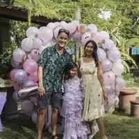 Happy Salma baru saja merayakan ulang tahun putri sulungnya Tjokorda Sri Kinandari Kerthyasa yang ke-7 tahun. Aktris ini pun kerap membagikan kebersamaannya bersama sang putri disetiap kesempatan, yuk intip kekompakannya.