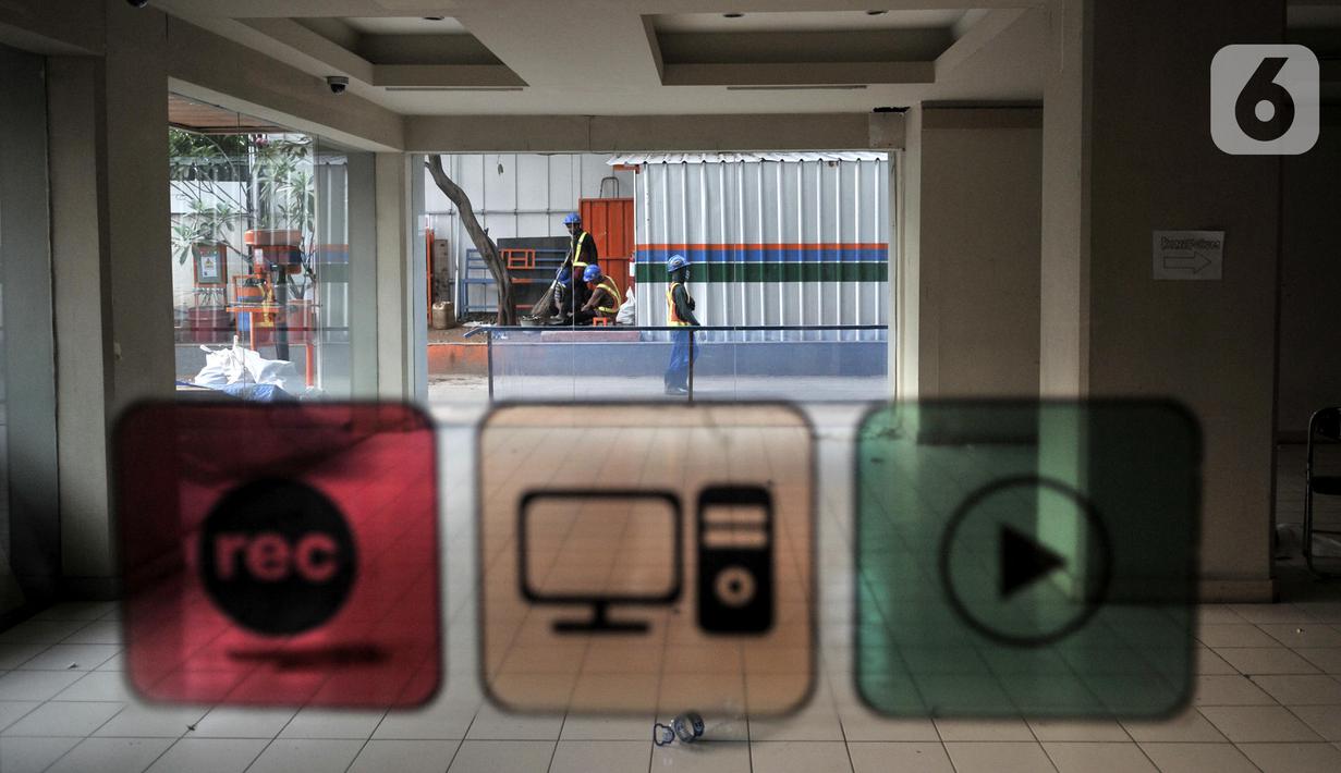 Aktivitas pekerja saat mengerjakan proyek revitalisasi Taman Ismail Marzuki (TIM), Jakarta, Selasa (26/11/2019). Proyek revitalisasi TIM yang menelan anggaran sebesar Rp 1,8 triliun tersebut menuai penolakan dari seniman lantaran akan dibangun hotel berbintang. (merdeka.com/Iqbal Nugroho)