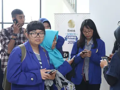 Mahasiswa berbagai kampus bersiap mengikuti Workshop Session Emtek Goes to Campus 2018 di Gedung 2 Universitas Padjajdaran, Bandung, Selasa (4/12). Sesi workshop diisi sejumlah materi termasuk jurnalistik media on line. (Liputan6.com/Helmi Fithriansyah)