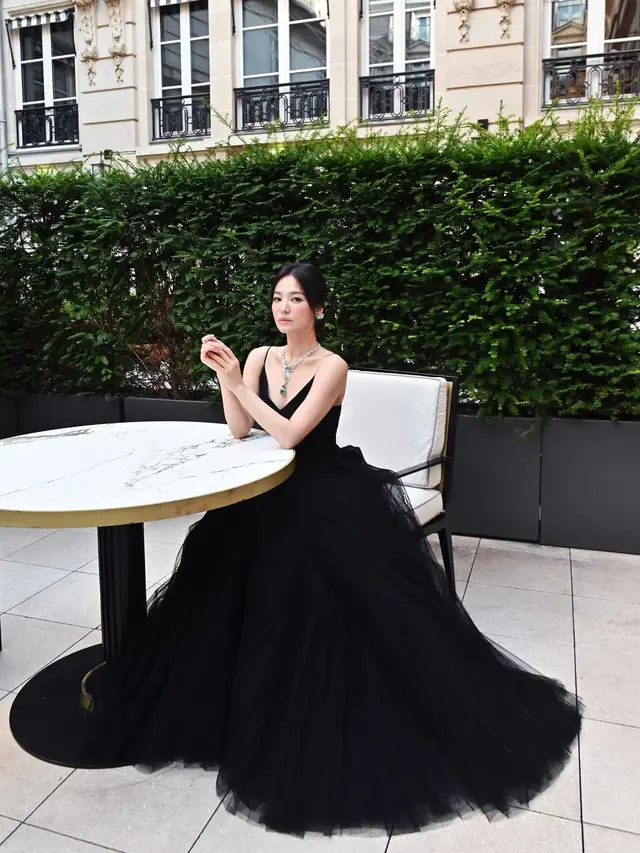 Detail Kalung dan Anting Mahal Song Hye Kyo yang Pancarkan Pesona Princess di Paris