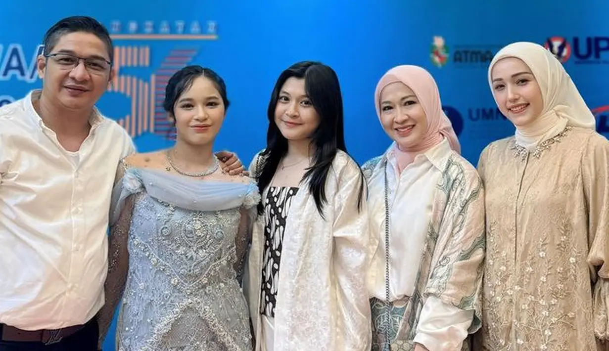 Putri Pasha Ungu dan Okie, Shakiena Azalea baru saja lulus Sekolah Menengah Atas. Saat wisuda, ia memilih mengenakan kebaya silver model off shoulder berpayet dipadukan kain batik sebagai bawahannya. [@pashaungu_vm]