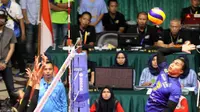 Pemain Bandung Bank BJB Pakuan Aprilia S Manganang melancarkan smes ke pertahanan Jakarta BNI Taplus pada seri ketiga putaran pertama Proliga 2018 di GOR Tri Dharma Gresik, Jumat (2/2/2017). Bank BJB menang 3-1. (Humas PBVSI).